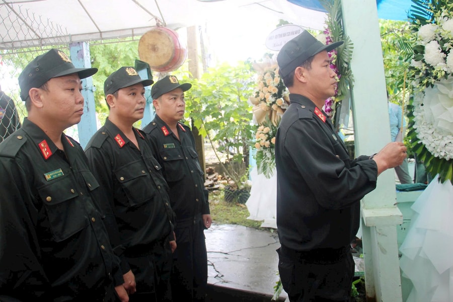 Lãnh đạo Bộ Tư lệnh Cảnh sát cơ động viếng mẹ của chiến sĩ đang tham gia diễu binh, diễu hành tại A80