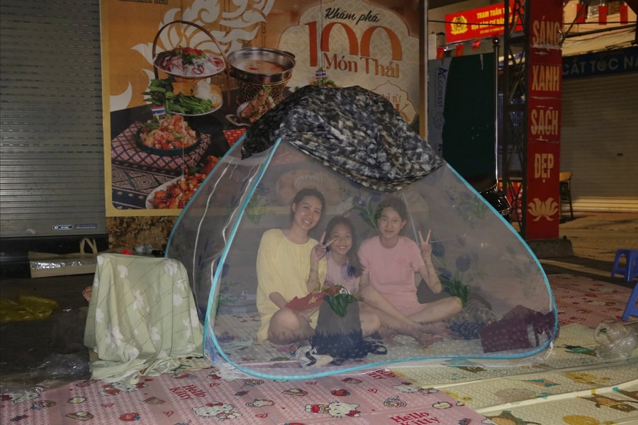 Người dân “cắm trại” xuyên đêm chờ xem diễu binh A80