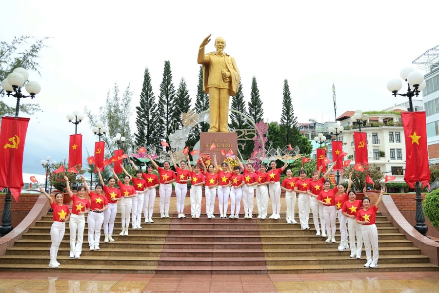 Đường phố Cần Thơ rực rỡ cờ đỏ sao vàng mừng Tết độc lập 2/9