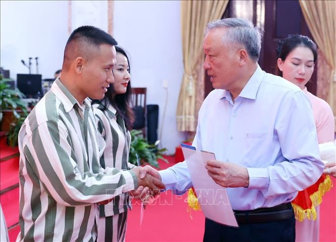 Phó Thủ tướng Thường trực Chính phủ Nguyễn Hòa Bình dự Lễ công bố Quyết định đặc xá tại Trại giam Phú Sơn 4