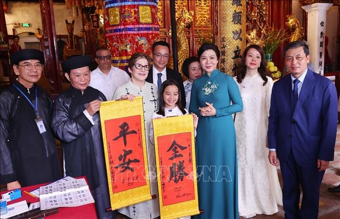 Phu nhân Ngô Phương Ly và Phu nhân Lis Cuesta Peraza tham quan đền Ngọc Sơn