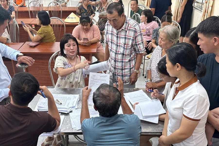 Người dân nô nức, phấn khởi nhận quà Tết Độc lập