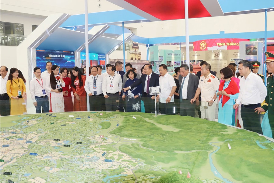 Lãnh đạo TP. Hà Nội tham quan 2 không gian trưng bày của thành phố tại Trung tâm Triển lãm Quốc gia