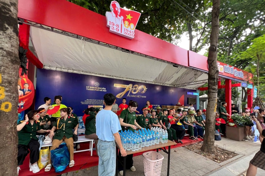 Hà Nội dựng 15 trạm khách "A80 Tự hào Việt Nam" phục vụ người dân xem diễu binh