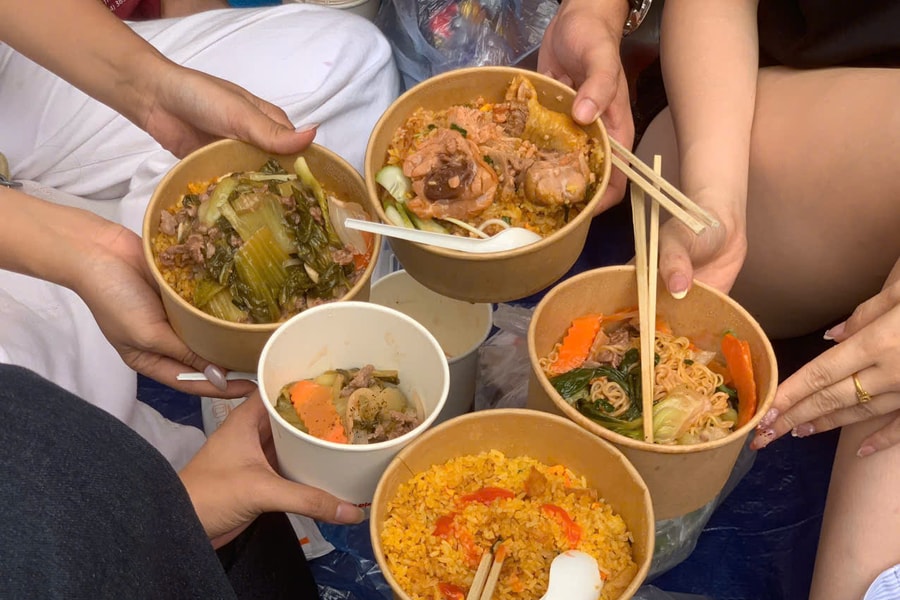 Xem thực đơn “bữa ăn lịch sử” của người dân trong lúc chờ xem diễu binh A80