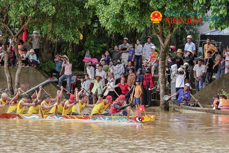 Quảng Trị: Dòng Kiến Giang - Lệ Thủy rộn ràng lễ bơi đua mừng tết Độc Lập
