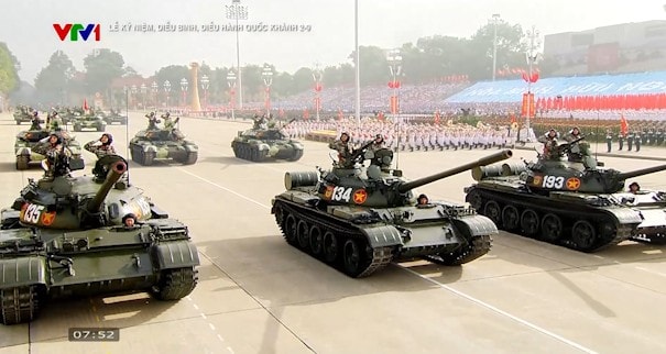 Hoành tráng khối xe pháo, vũ khí, khí tài quy mô lớn tham gia diễu binh