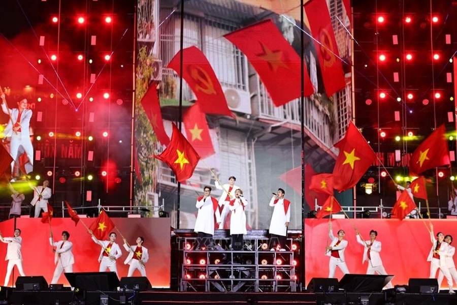 Hơn 10.000 khán giả hòa nhịp trong đêm nhạc ‘Tự hào Việt Nam’