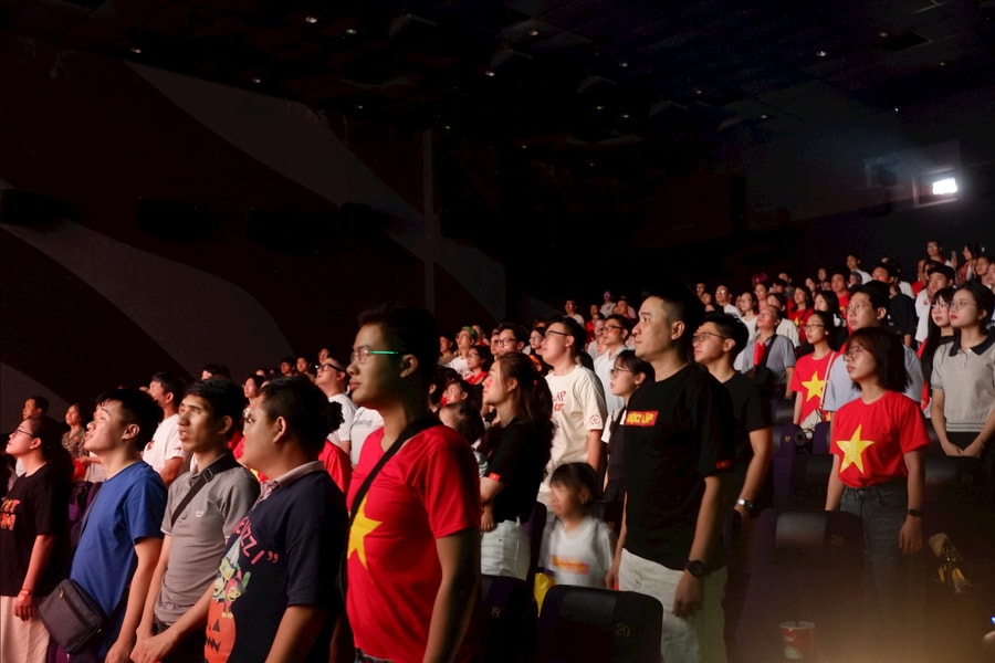 Xem diễu binh trong rạp chiếu phim