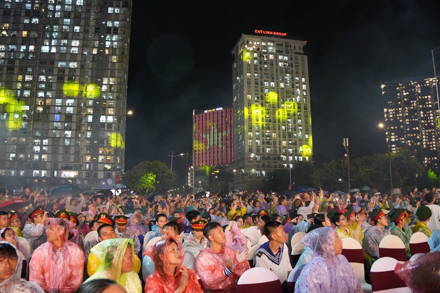 TP. Hồ Chí Minh: Hàng vạn người dân đội mưa xem pháo hoa mừng Quốc khánh 2/9