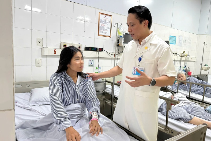 Thoát nguy cơ đột quỵ từ dấu hiệu đau đầu, run tay bất thường