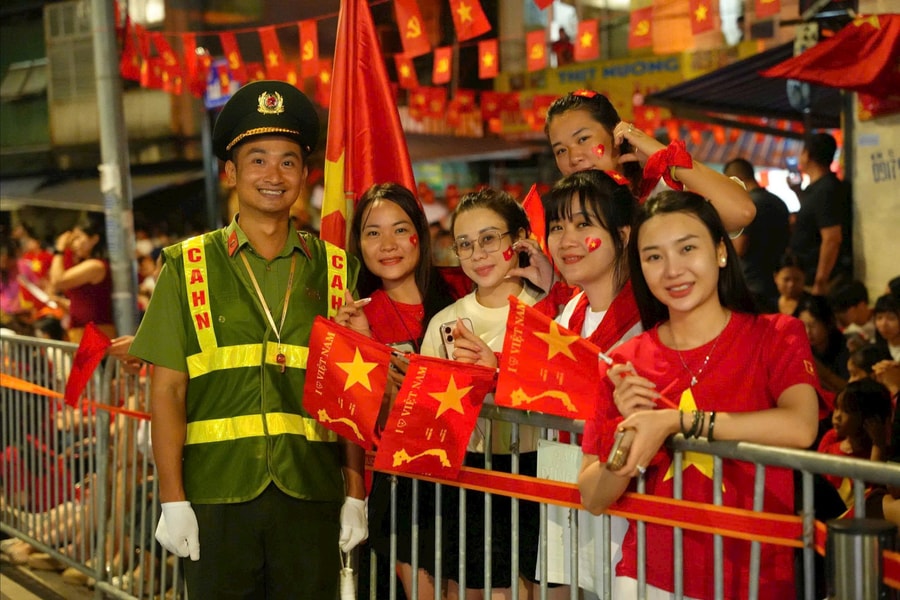 Chiến sĩ công an gây “bão mạng” với lời nhắc nhở giản dị nhưng đầy ý nghĩa tại lễ diễu binh