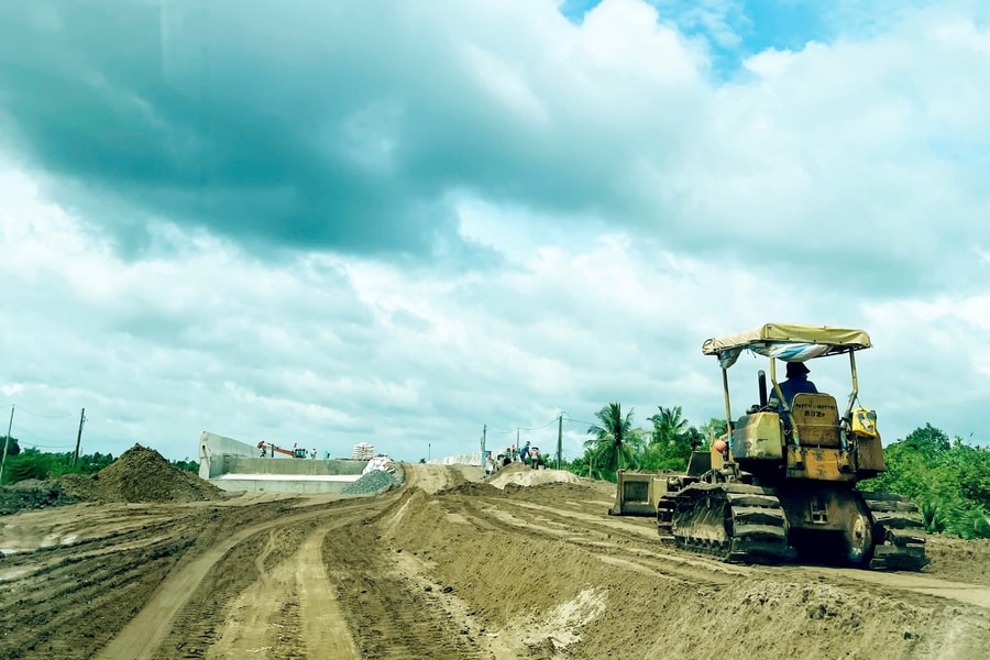Hàng nghìn nhân sự, máy móc làm việc xuyên lễ tại Dự án cao tốc Cần Thơ – Cà Mau
