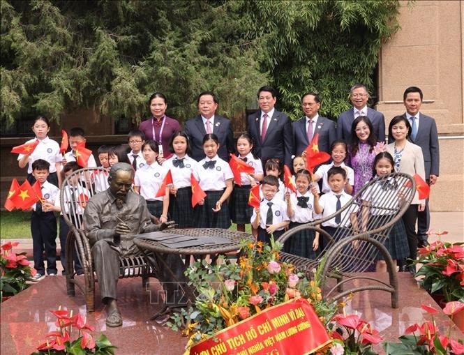 Chủ tịch nước Lương Cường gặp gỡ cộng đồng người Việt Nam tại Trung Quốc