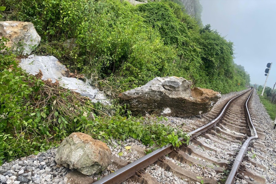 Sạt lở đá đoạn qua Quảng Trị khiến đường sắt Bắc - Nam ách tắc