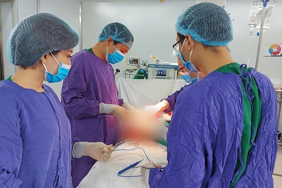 Hy hữu: Cắt toàn bộ ống dạ dày, tái tạo thực quản bằng đại tràng