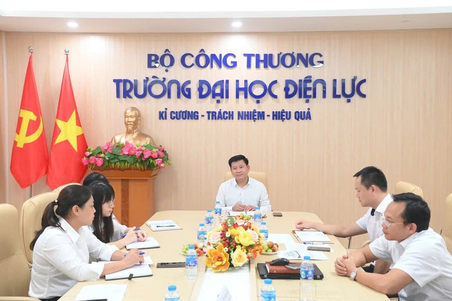 Hội nghị đối thoại giữa lãnh đạo Nhà trường với toàn thể viên chức, người lao động các đơn vị