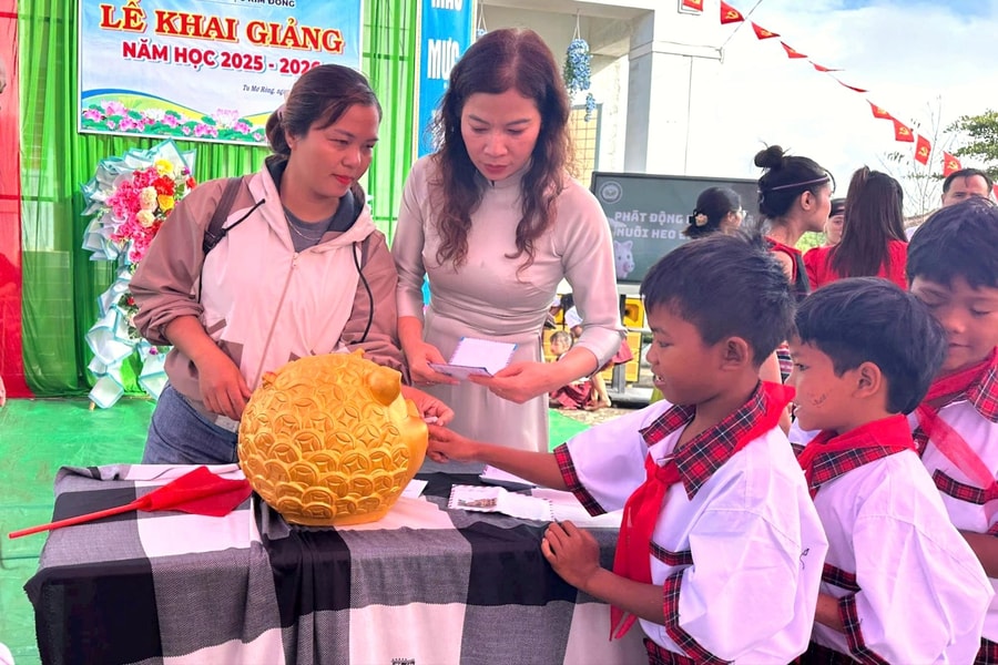 Ngày khai giảng ấm áp: Heo đất nghĩa tình tiếp sức học trò nghèo vùng sâu