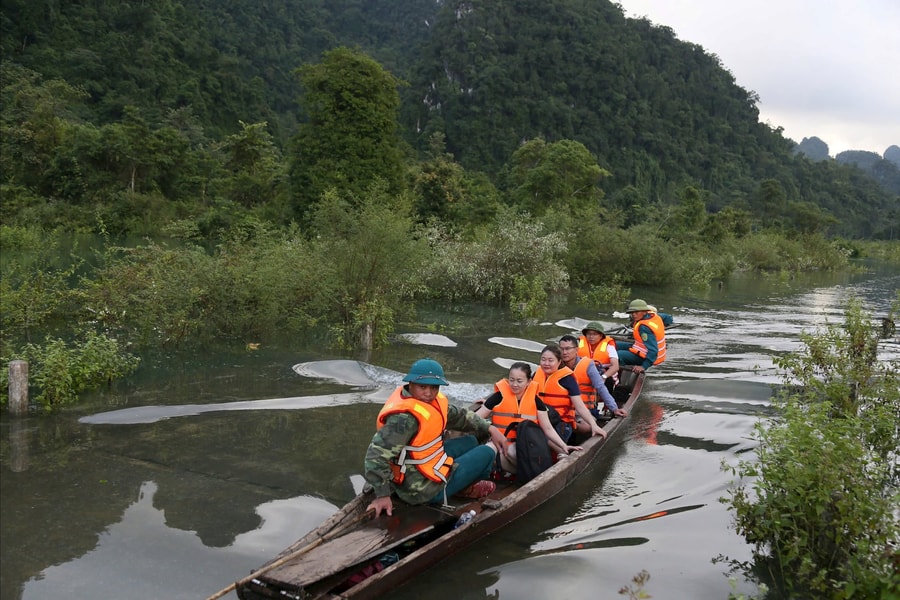 Đi đò vượt nước lũ đến điểm trường đón năm học mới