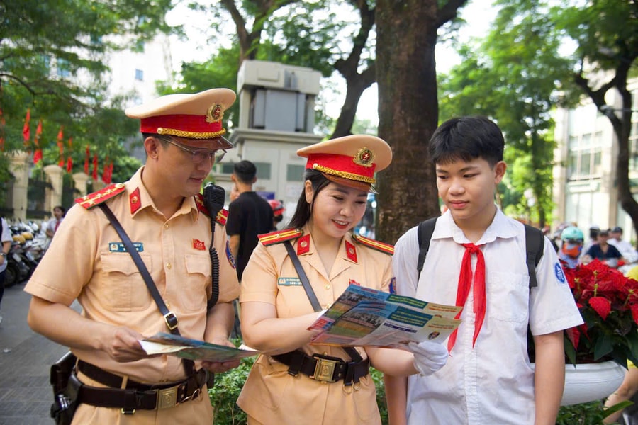 Cảnh sát giao thông Hà Nội phát tờ rơi hướng dẫn an toàn giao thông tới phụ huynh và học sinh trong ngày khai giảng
