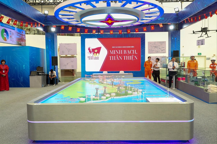 Gian trưng bày của EVN tại Triển lãm Thành tựu đất nước gây ấn tượng với khách tham quan