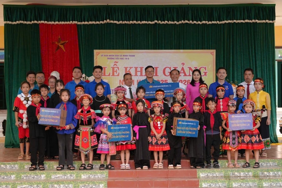 Vietnam Airlines trao tặng thư viện và 500 chăn ấm cho học sinh Tuyên Quang đúng dịp khai giảng