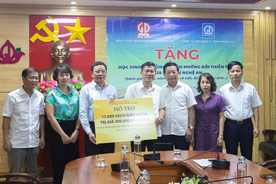 Nhà xuất bản Giáo dục Việt Nam trao tặng sách cho học sinh vùng khó khăn nhân dịp khai giảng năm học 2025 - 2026