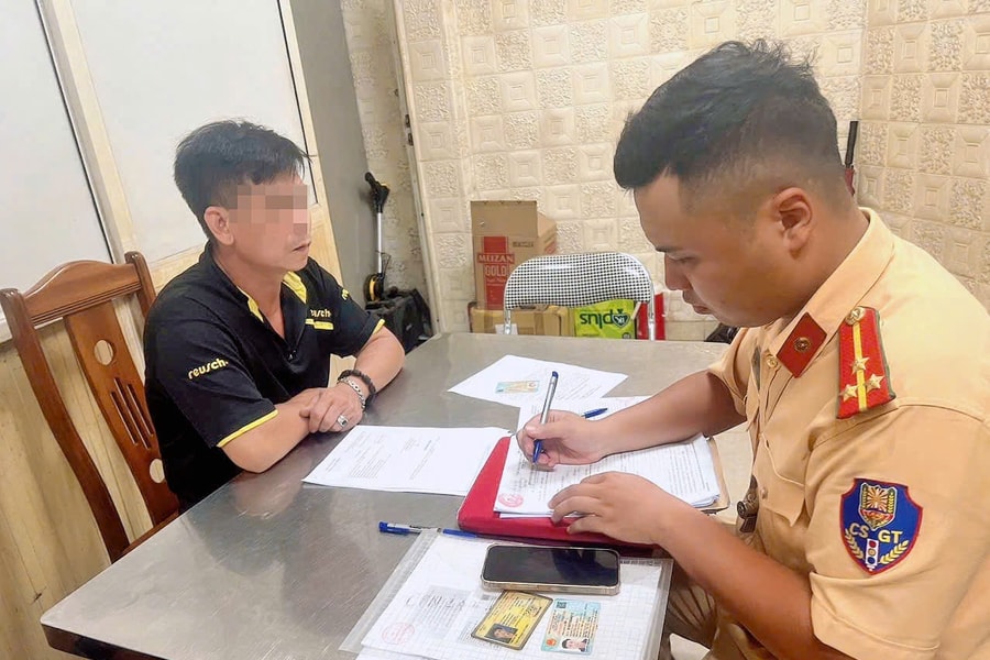 Hà Nội: Xử phạt tài xế xe tải để dầu diesel tràn xuống đường gây mất an toàn giao thông