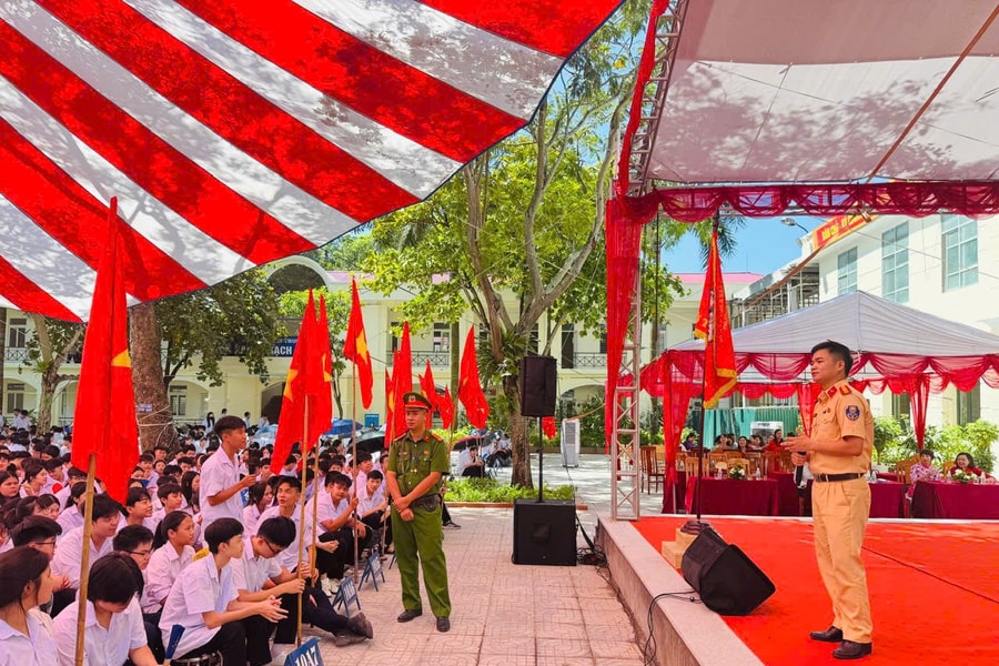 CSGT Hà Nội đẩy mạnh tuyên truyền pháp luật về trật tự, an toàn giao thông dịp đầu năm học mới