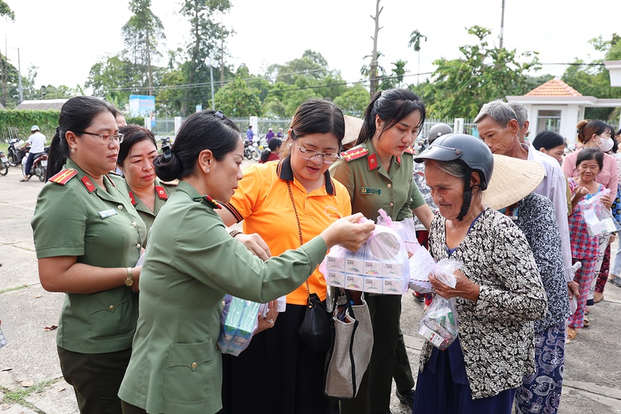 Công an An Giang thực hiện nhiều hoạt động ý nghĩa trên quê hương Chủ tịch Tôn Đức Thắng