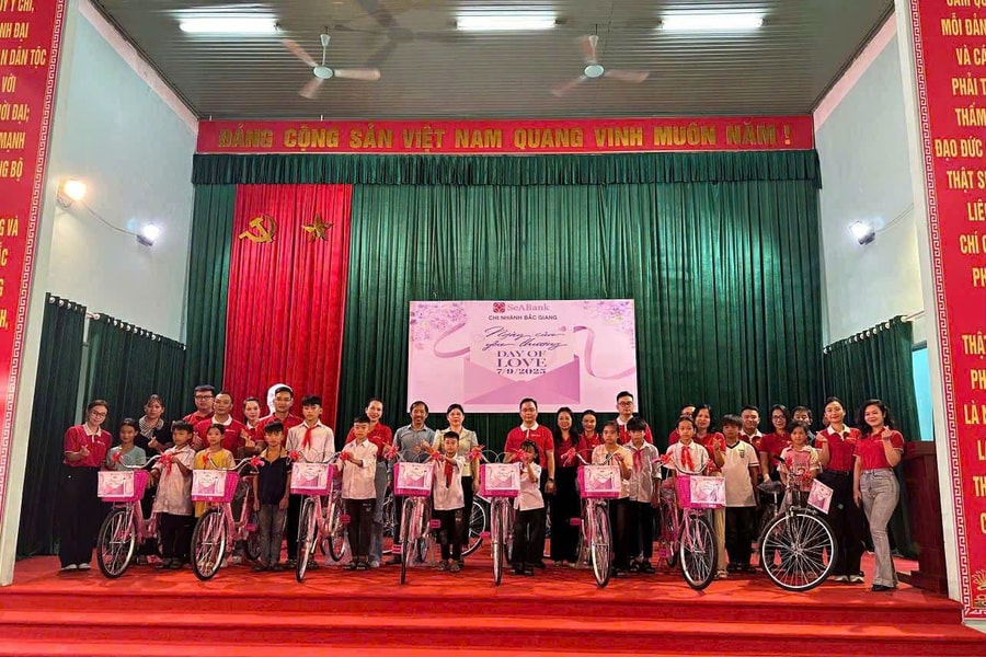 Bắc Ninh: Ngân hàng SeABank Bắc Giang trao tặng xe đạp cho học sinh có hoàn cảnh khó khăn tại xã miền núi