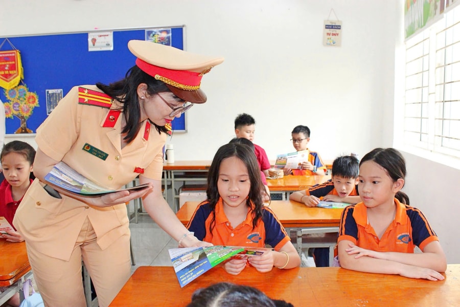 Hàng nghìn học sinh Thủ đô được lực lượng CSGT trang bị kỹ năng an toàn ngay từ đầu năm học