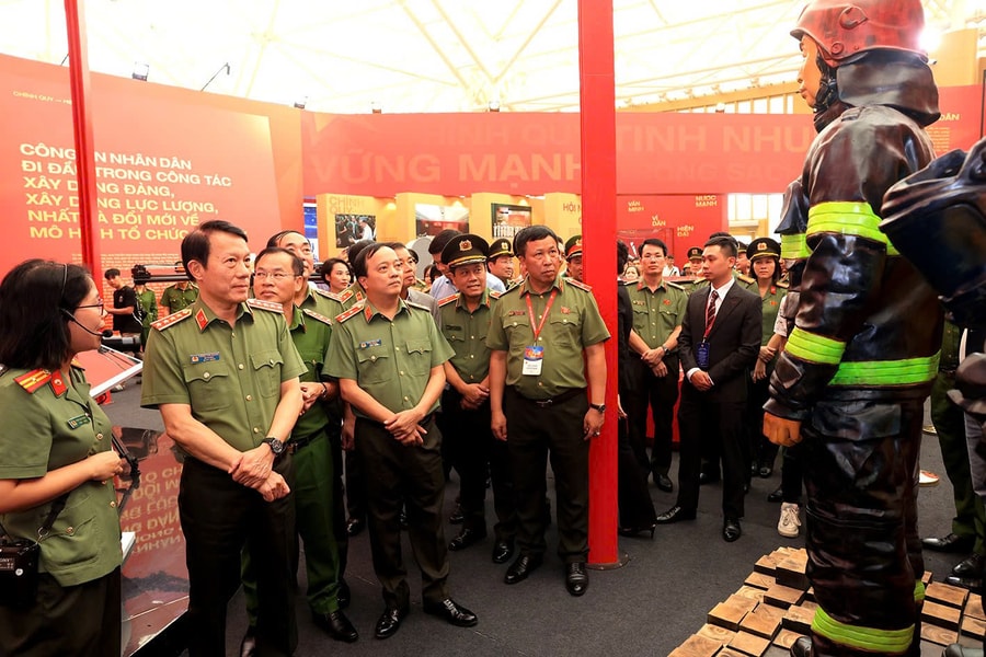 Lãnh đạo Bộ Công an tham quan Triển lãm “80 năm hành trình Độc lập – Tự do – Hạnh phúc”