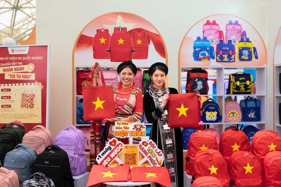 6.000 chiếc “túi tự hào” được LADODA trao tặng miễn phí tới khách hàng tại Trung tâm Hội chợ Triển lãm Quốc gia