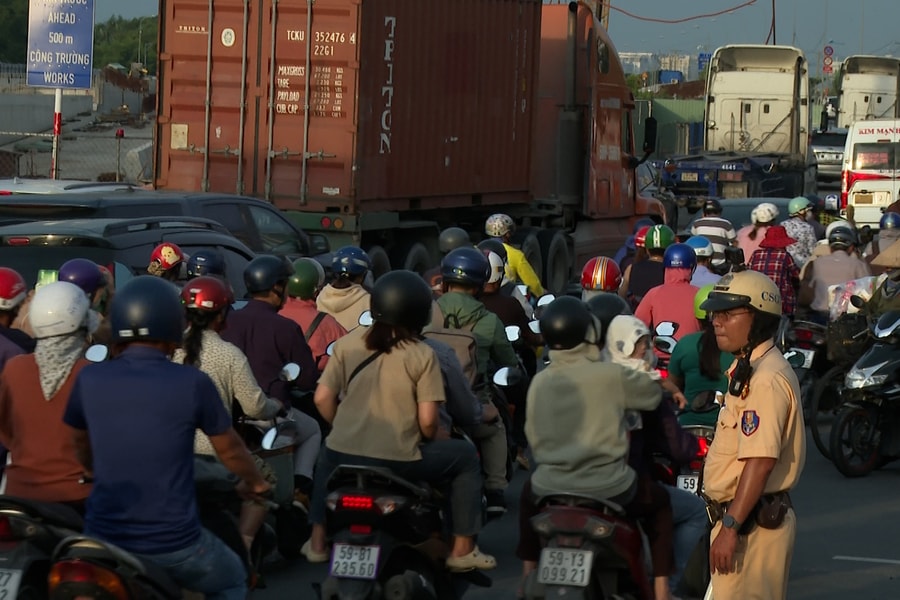 Kẹt xe liên tục tại nút giao hiện đại nhất TP. Hồ Chí Minh