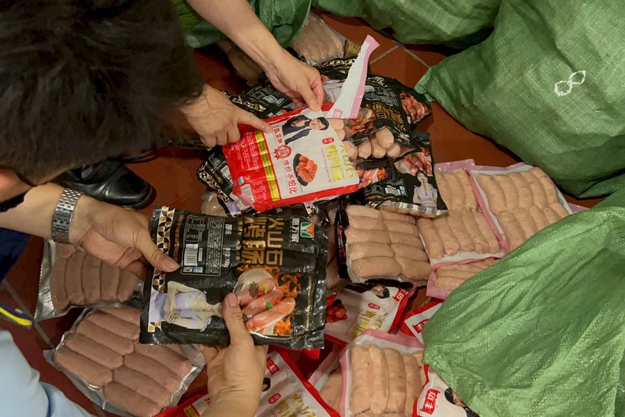 Cảnh sát Kinh tế Hà Nội chặn đứng gần 1 tấn xúc xích “trôi nổi” chuyên bán tại các cổng trường học