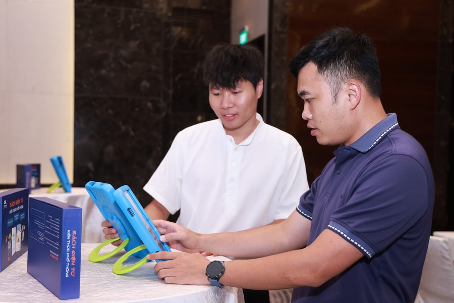 Nghiêm cấm chèn quảng cáo, nội dung kinh doanh, gợi ý mua sắm... vào sách giáo khoa điện tử