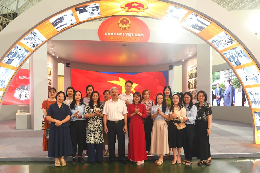 Đảng bộ Uỷ ban Công tác Đại biểu tham quan Triển lãm “Lịch sử và Sứ mệnh Quốc hội Việt Nam”