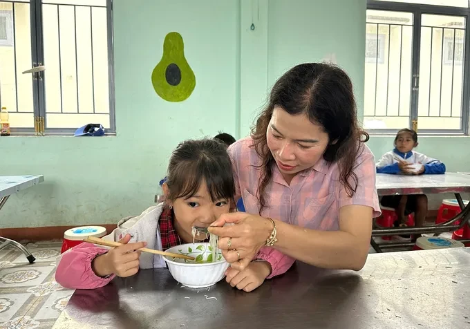Quảng Ngãi: Học sinh vùng sâu được phục vụ bữa sáng miễn phí