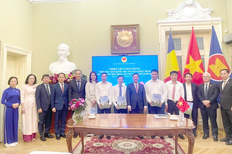 Phó Chủ tịch Quốc hội Nguyễn Khắc Định thăm Đại sứ quán và gặp gỡ cộng đồng người Việt Nam tại Romania