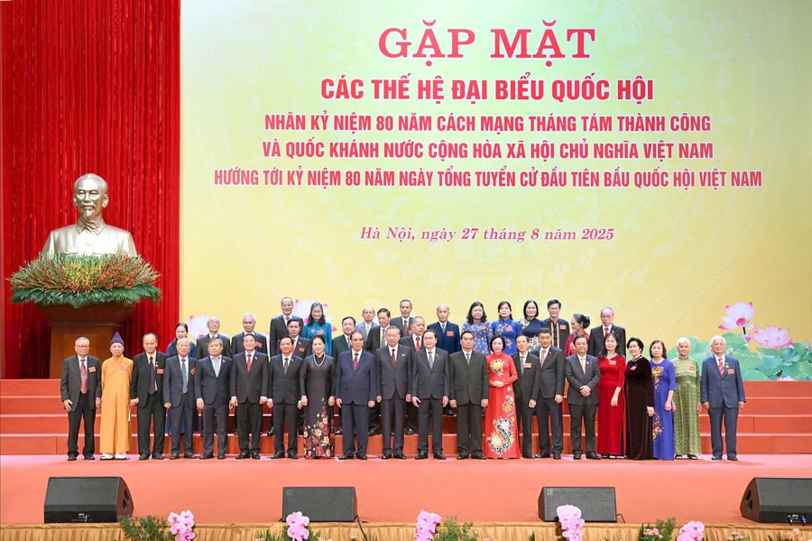 Từ những viên gạch hồng đầu tiên đến dấu ấn đại biểu nhân dân ở vùng mỏ