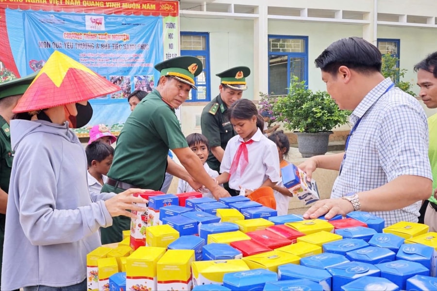 “Phiên chợ 0 đồng”, bữa cơm miễn phí cho người nghèo và học sinh biên giới Quảng Trị