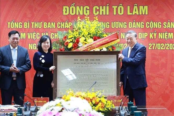 Tổng Bí thư Tô Lâm ký ban hành Nghị quyết của Bộ Chính trị về một số giải pháp đột phá, tăng cường bảo vệ, chăm sóc và nâng cao sức khoẻ nhân dân