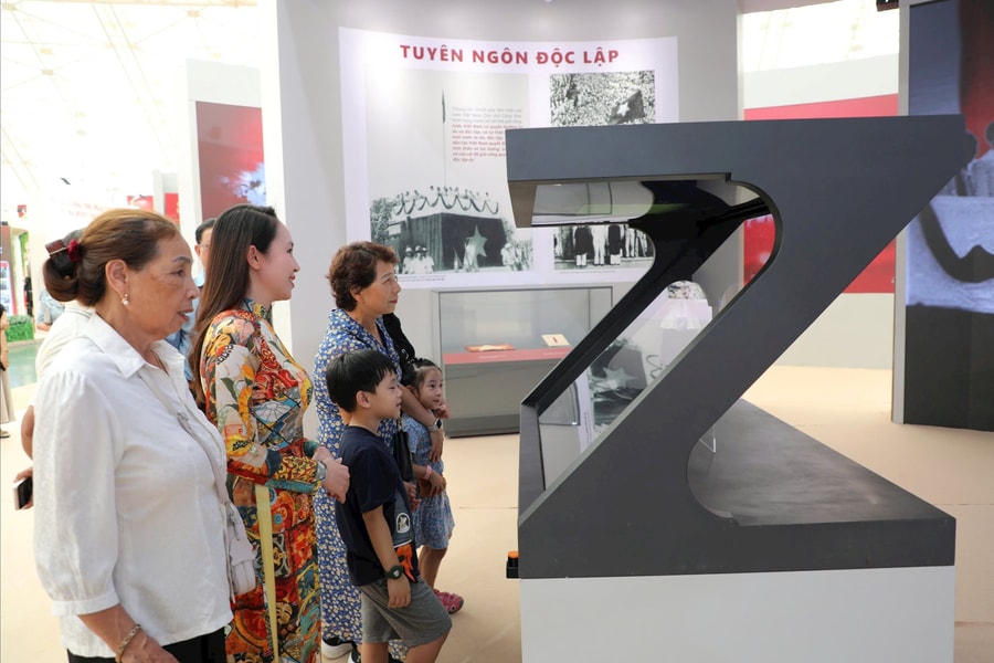 Người dân xúc động, tự hào trước những hiện vật quý về lịch sử Quốc hội