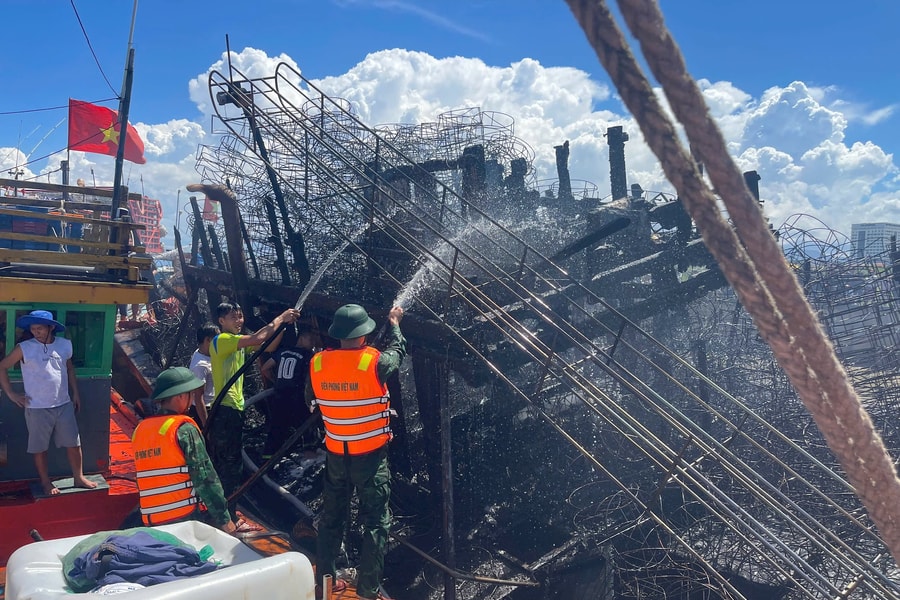 Tàu cá đậu tại bến sông Nhật Lệ bất ngờ cháy lớn