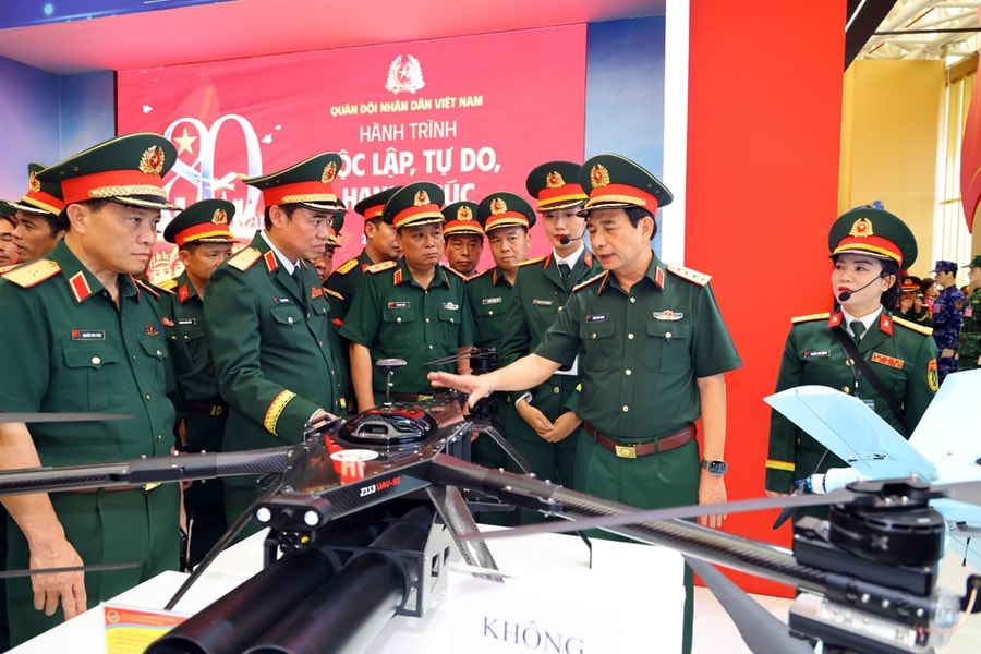 Bộ trưởng Phan Văn Giang kiểm tra khu trưng bày Bộ Quốc phòng tại Triển lãm thành tựu đất nước 80 năm