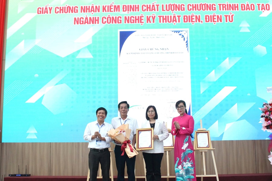 Nhiều chương trình đào tạo của Trường Đại học Sư phạm Kỹ thuật Đà Nẵng được trao chứng nhận đạt tiêu chuẩn chất lượng