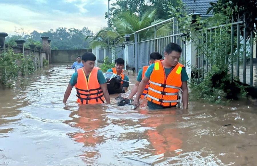 Đồng Nai: Nhiều xã bị ngập sau mưa lớn, Quân đội, Công an kịp thời hỗ trợ người dân