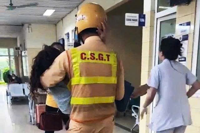 CSGT Hà Nội mở đường, kịp thời đưa người phụ nữ bị co giật đi cấp cứu