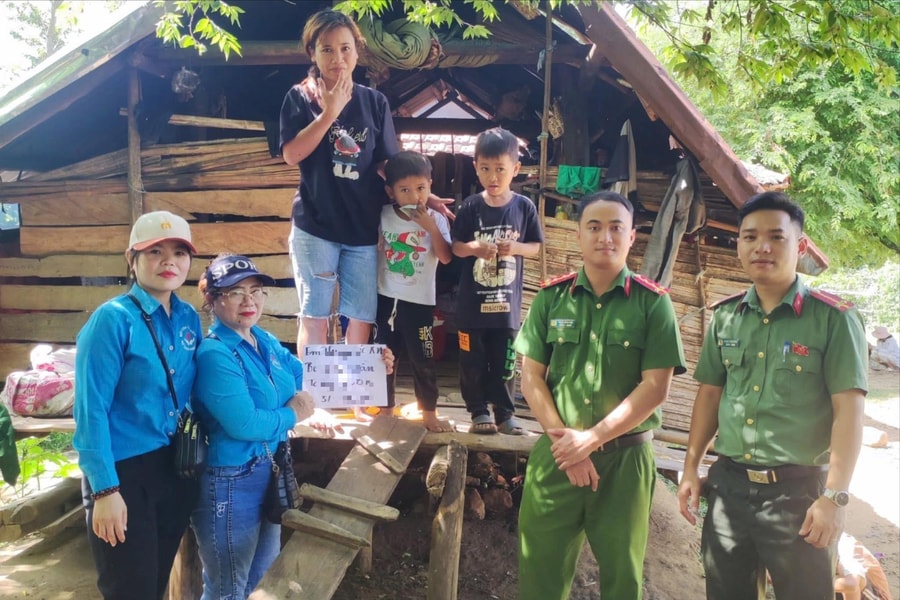 Tuổi trẻ Công an xã Sông Hinh chung tay hỗ trợ đồng bào DTTS có hoàn cảnh khó khăn